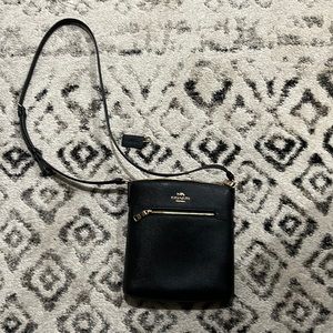 Simple crossbody coach purse 👜 SOLD!!!